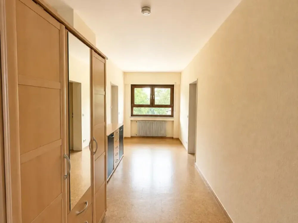 *Großzügige Wohnung mit Balkon*