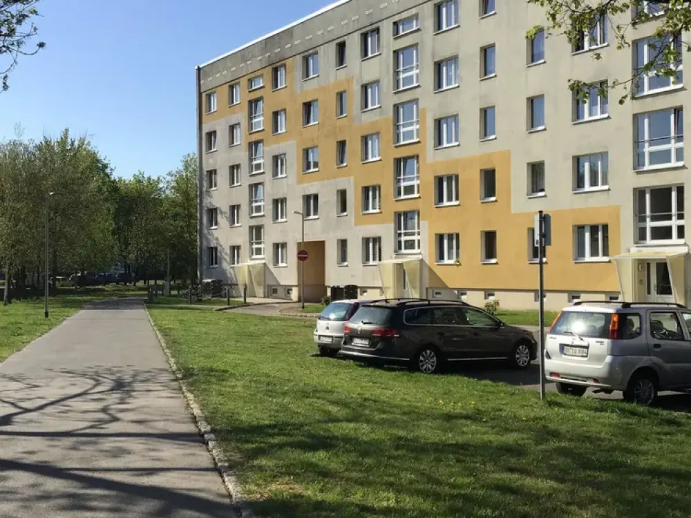 Large, bright 2-room apartment with balcony and bathtub!