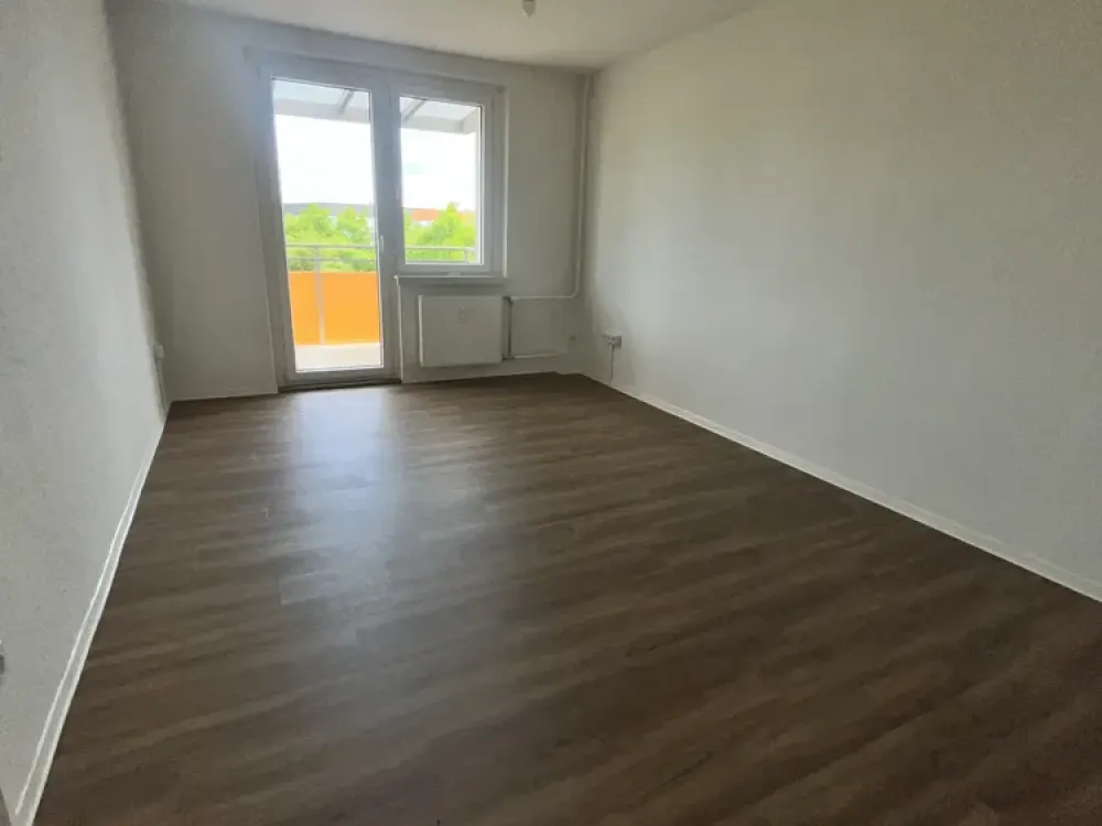 Large, bright 2-room apartment with balcony and bathtub!