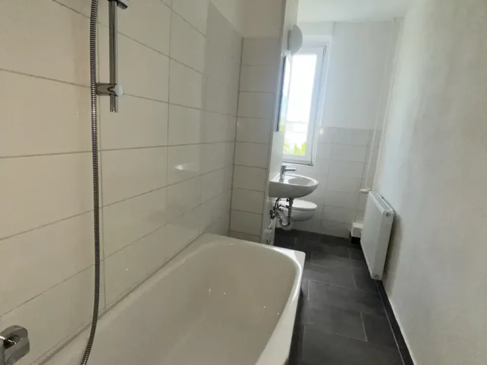 Large, bright 2-room apartment with balcony and bathtub!