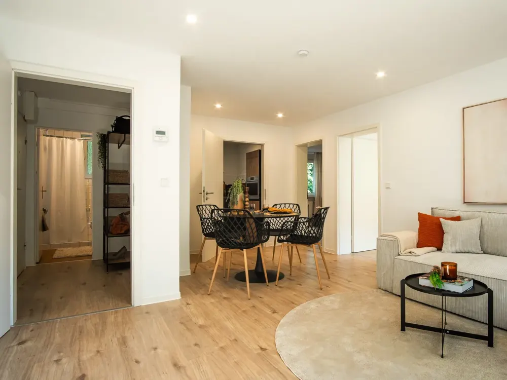 Freshly Renovated 3-Room Apartment with Balcony in Saarbrücken, Commission-Free