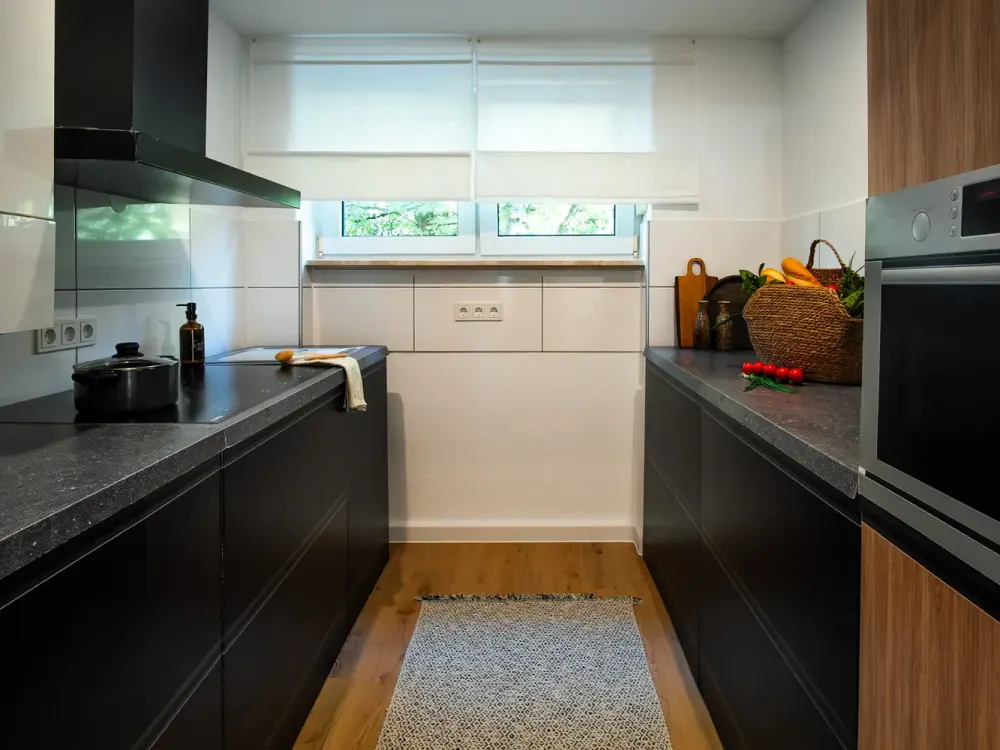 Freshly Renovated 3-Room Apartment with Balcony in Saarbrücken, Commission-Free
