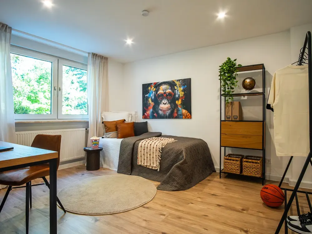 Freshly Renovated 3-Room Apartment with Balcony in Saarbrücken, Commission-Free