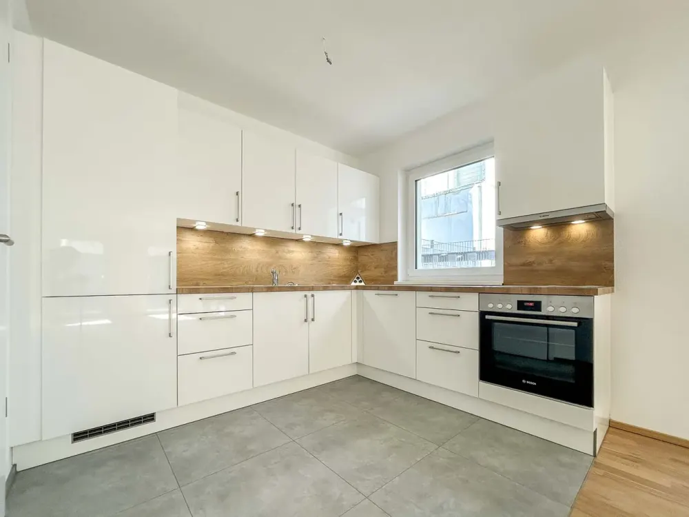 Spacious 3-Room Apartment with Terrace in Quiet Location of Frankfurt-Nied