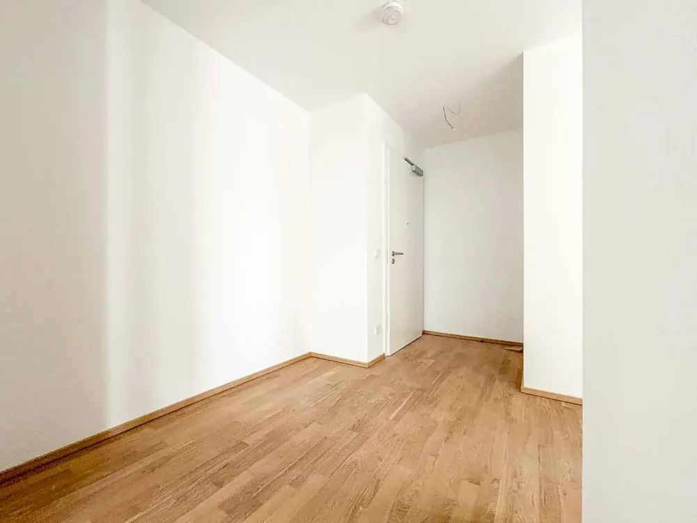 Spacious 3-Room Apartment with Terrace in Quiet Location of Frankfurt-Nied