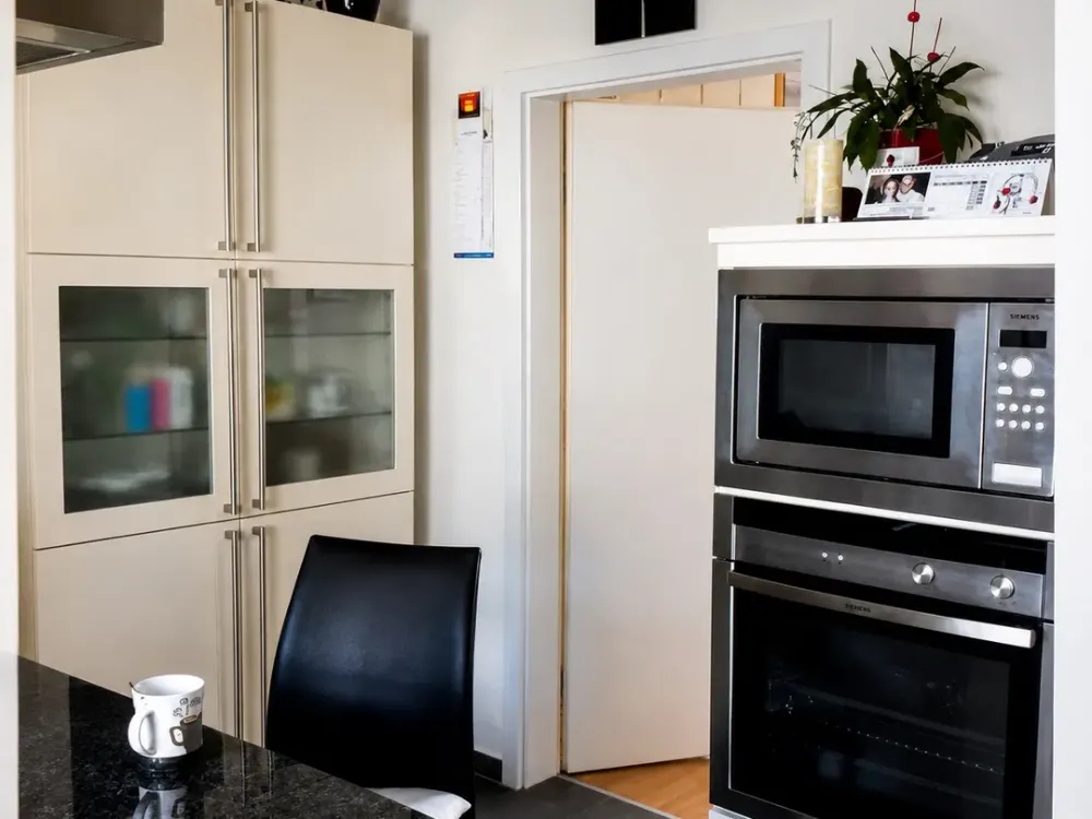 Haus im Haus: idyllische 5 Zimmer mit 2 Balkonen, Garten und Markenküche