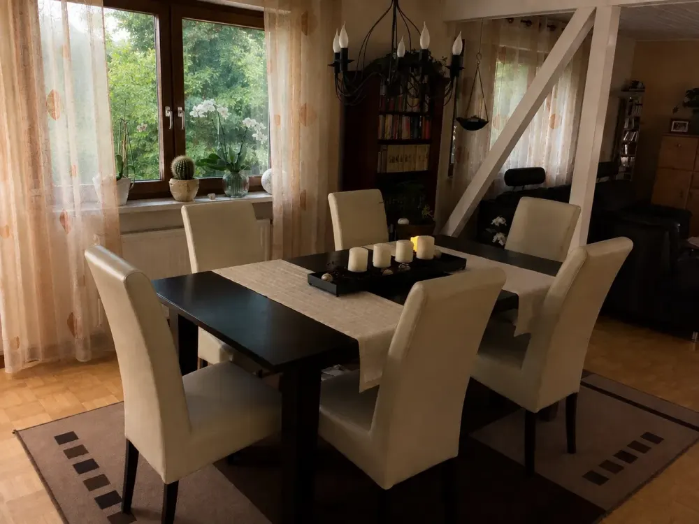 Haus im Haus: idyllische 5 Zimmer mit 2 Balkonen, Garten und Markenküche