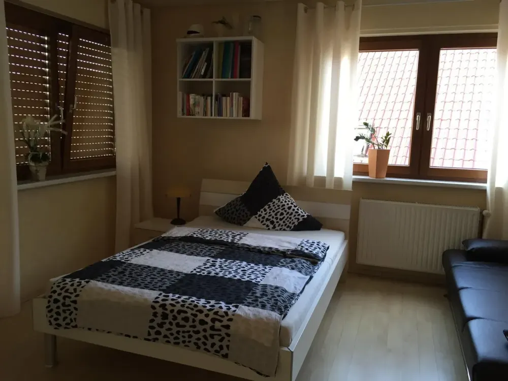 Haus im Haus: idyllische 5 Zimmer mit 2 Balkonen, Garten und Markenküche