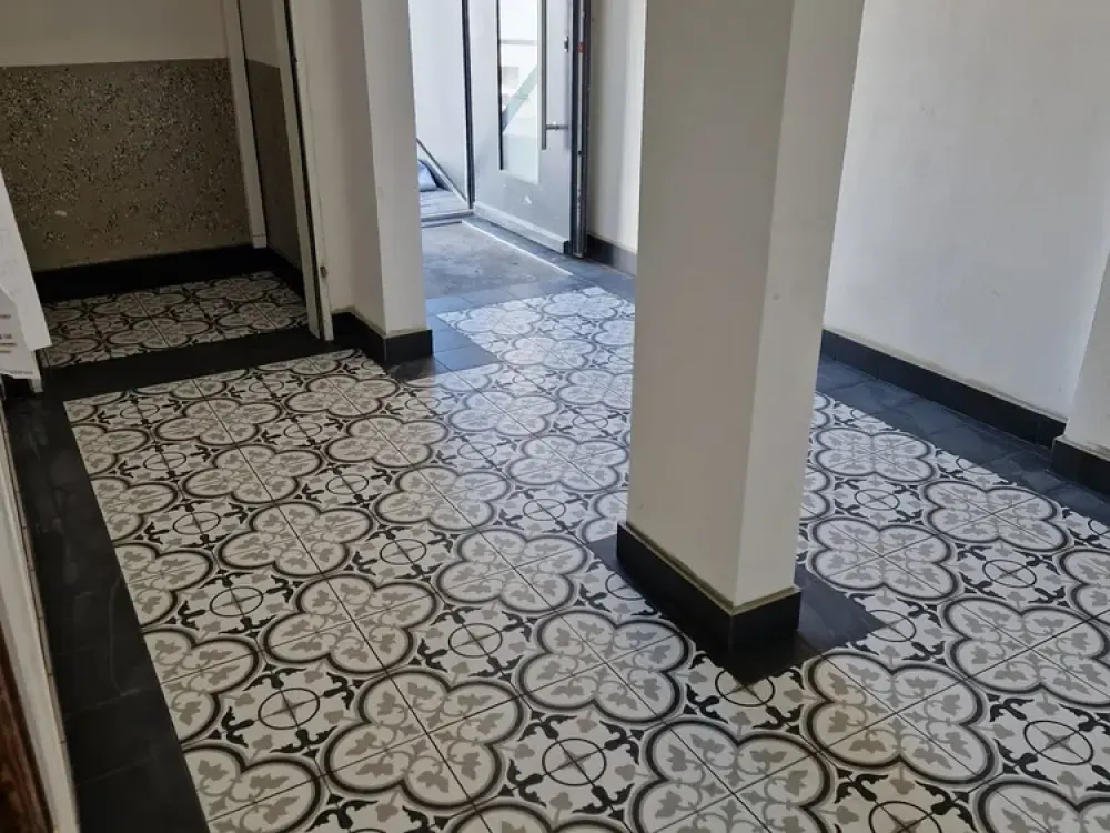 Very spacious 2-room apartment with eat-in kitchen in fully renovated old building (KFW 70)