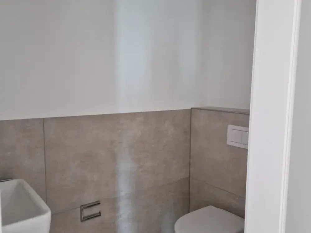 Very spacious 2-room apartment with eat-in kitchen in fully renovated old building (KFW 70)