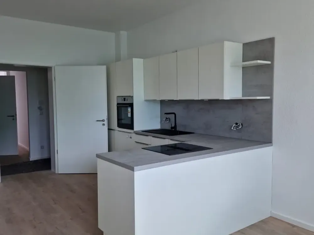Very spacious 2-room apartment with eat-in kitchen in fully renovated old building (KFW 70)