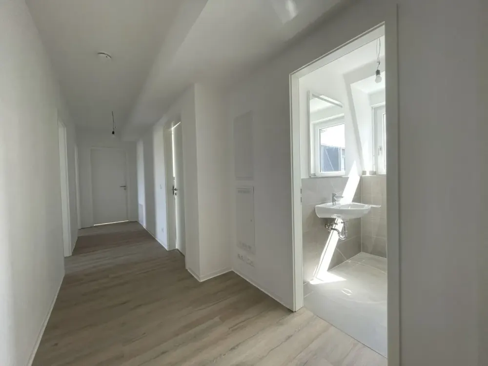 Lichtdurchflutete 3-Zimmer-Wohnung im Neubau mit Tageslichtbad, Badewanne, Loggia im Zentrum-Ost