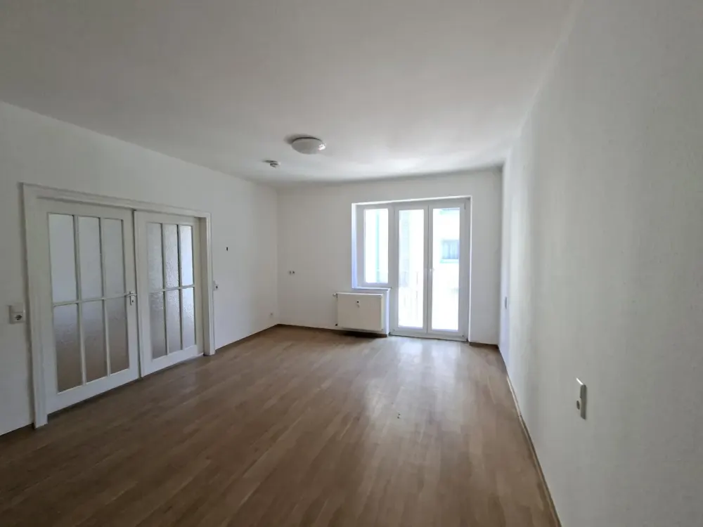 KR, Near Ostwall: spacious 3-room apartment, 1st floor, 4 small balconies!