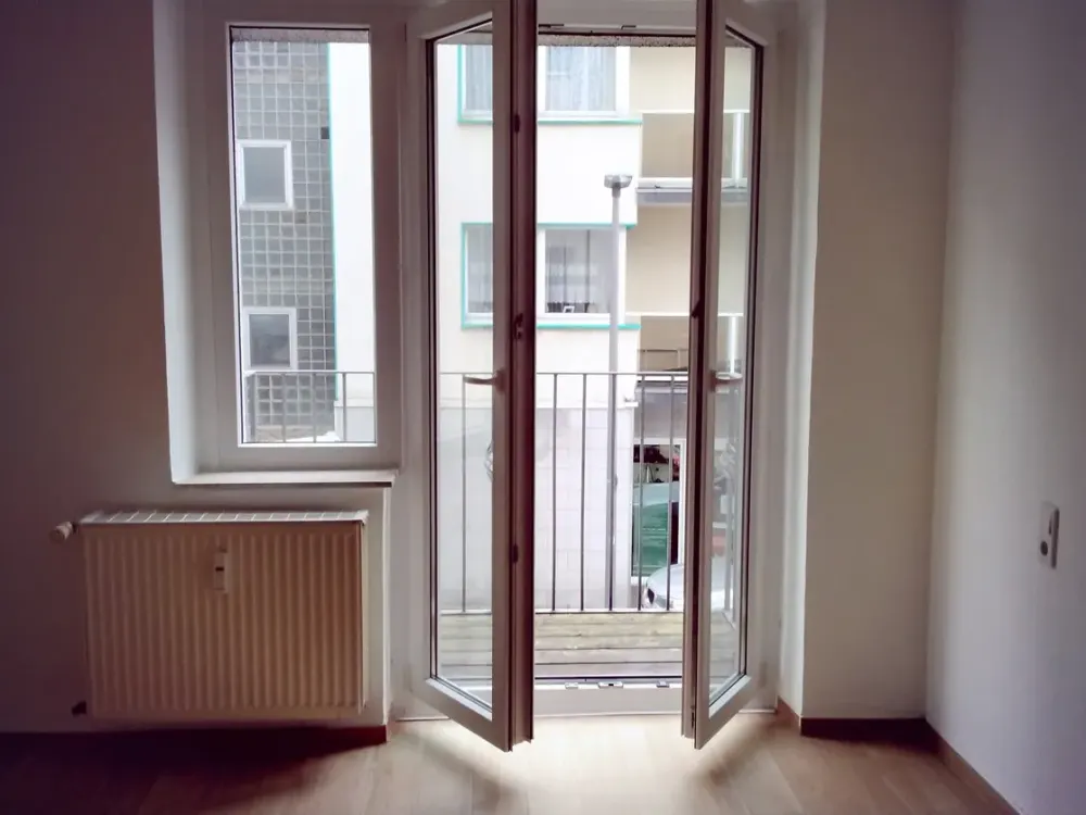 KR, Near Ostwall: spacious 3-room apartment, 1st floor, 4 small balconies!