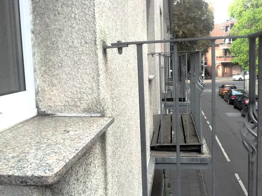 KR, Near Ostwall: spacious 3-room apartment, 1st floor, 4 small balconies!