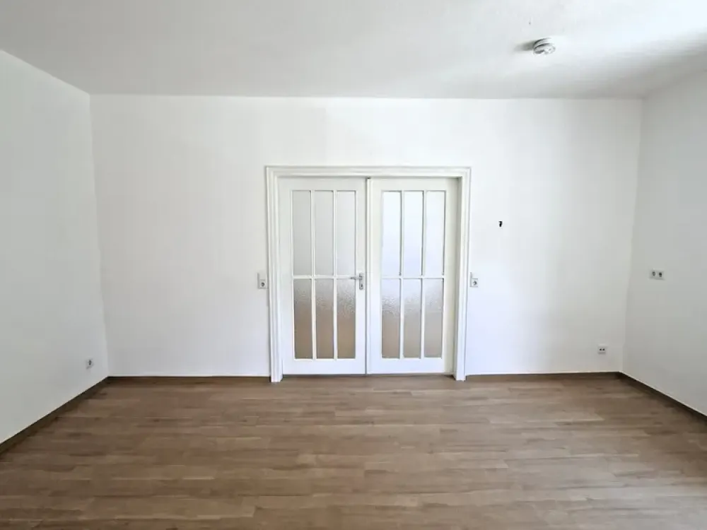 KR, Near Ostwall: spacious 3-room apartment, 1st floor, 4 small balconies!