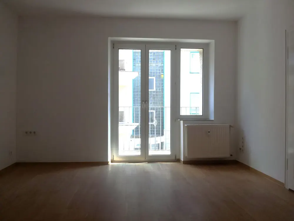 KR, Near Ostwall: spacious 3-room apartment, 1st floor, 4 small balconies!