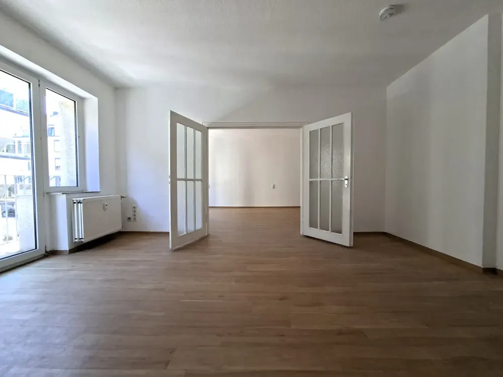 KR, Near Ostwall: spacious 3-room apartment, 1st floor, 4 small balconies!