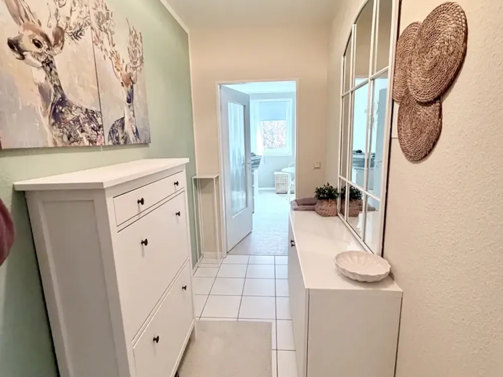 Well-maintained 2-room apartment with balcony & underground parking space