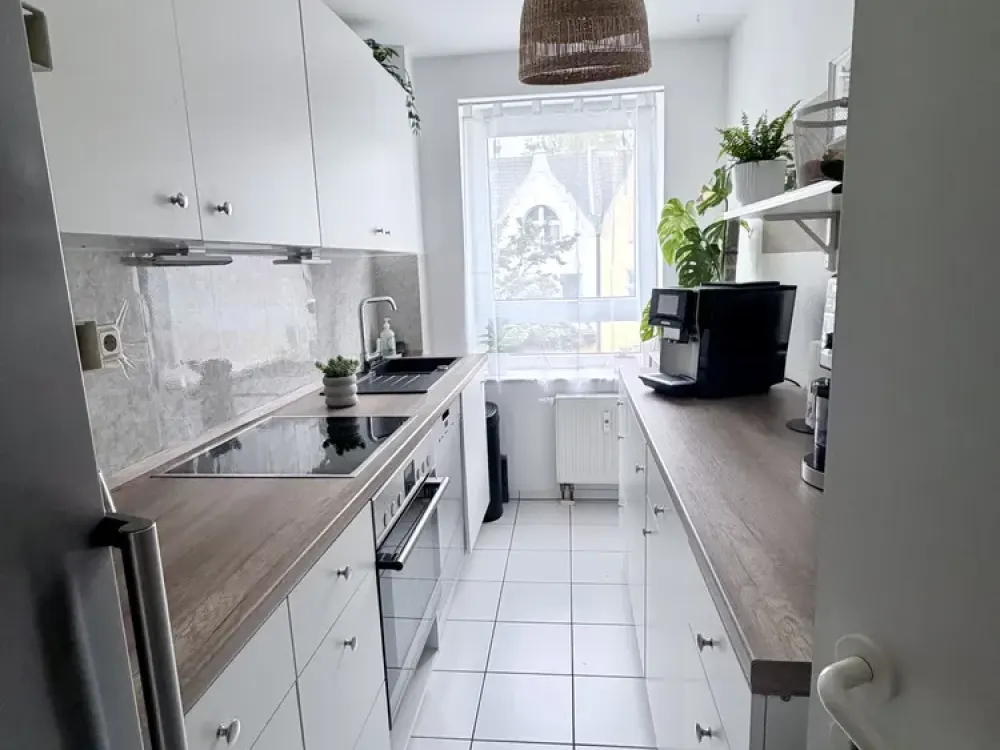 Well-maintained 2-room apartment with balcony & underground parking space