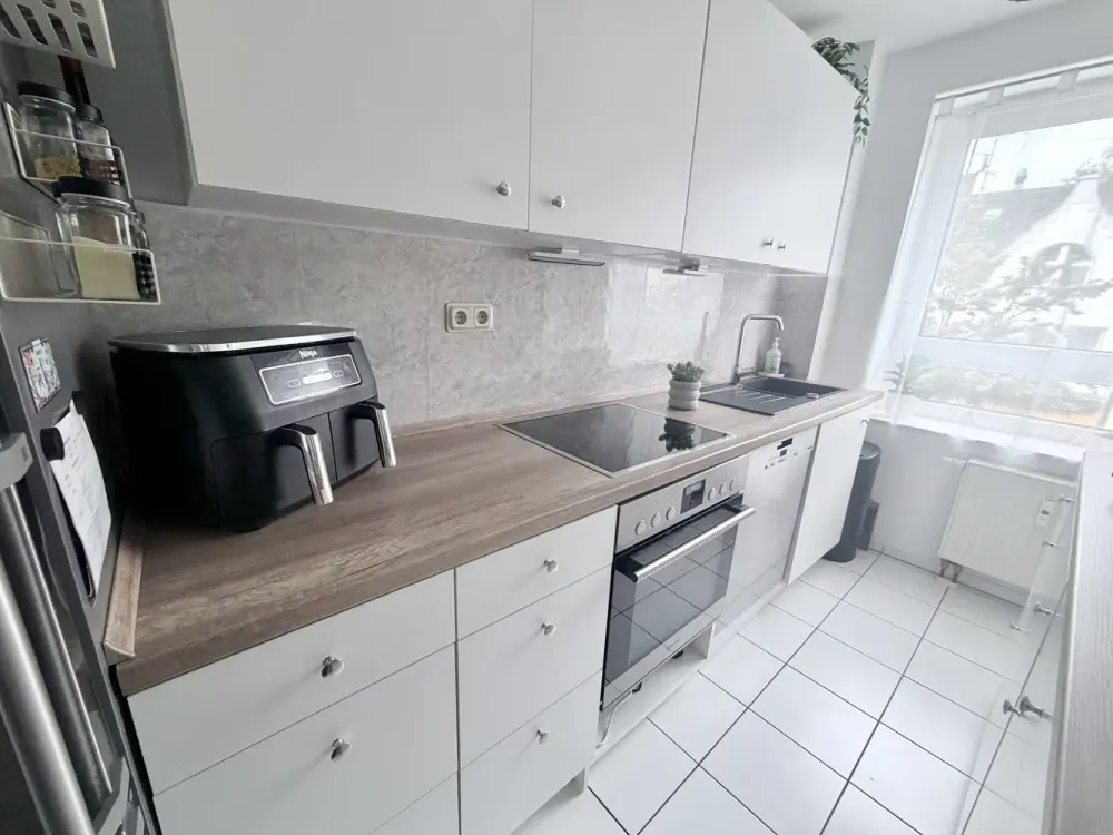 Well-maintained 2-room apartment with balcony & underground parking space