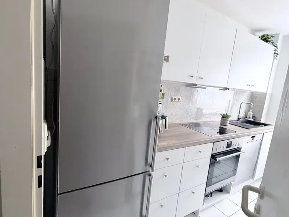 Well-maintained 2-room apartment with balcony & underground parking space