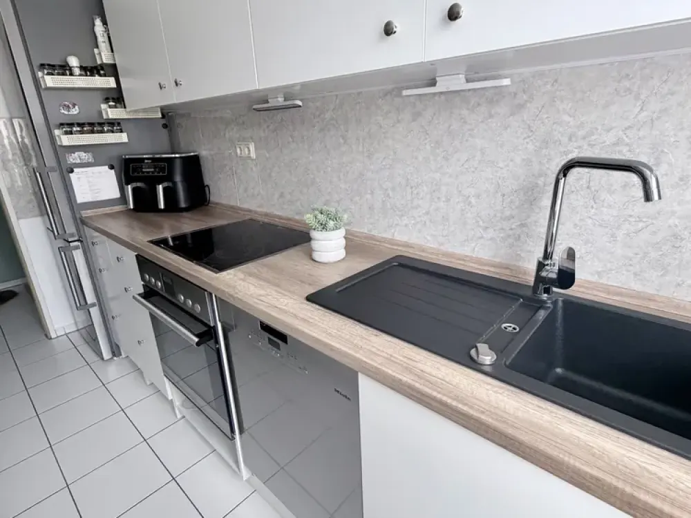 Well-maintained 2-room apartment with balcony & underground parking space