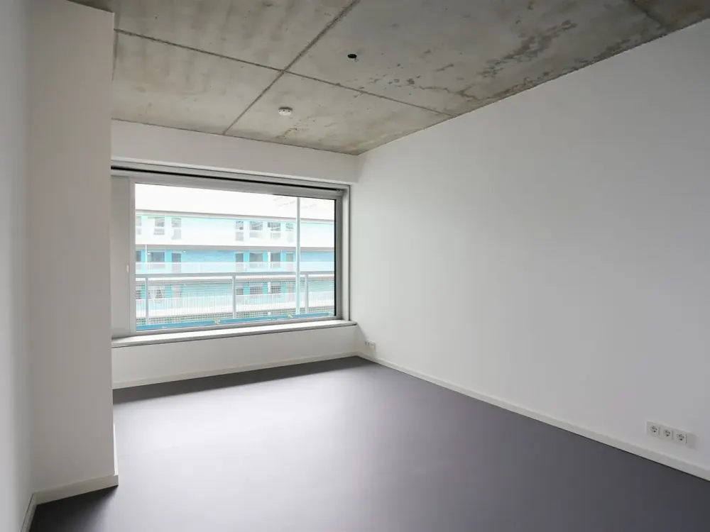 Traumhaft helle Citywohnung mit stylischen Sichtbetondecken im 6. OG eines modernen Neubaus