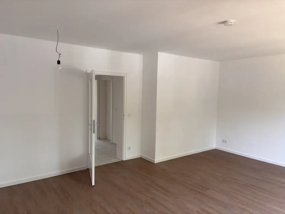 Quiet 3-Room Apartment with Loggia in Krefeld-Fischeln