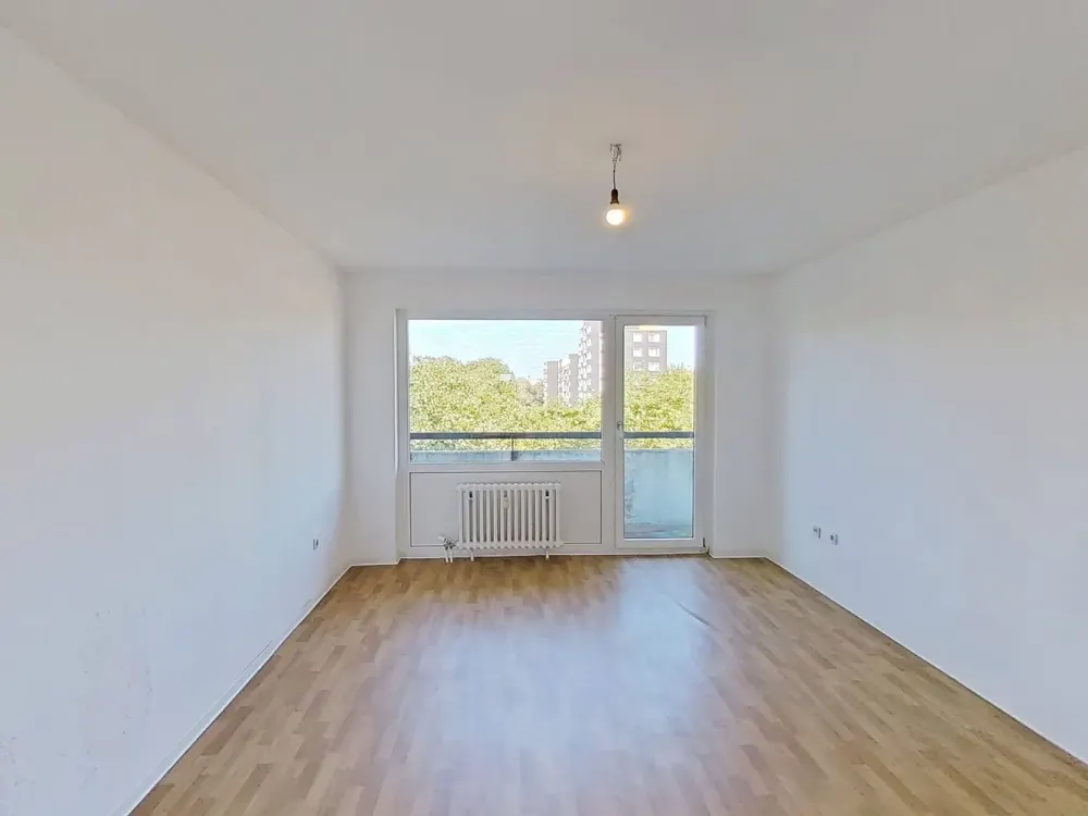 Large 3-Room Apartment with BALCONY and FITTED KITCHEN