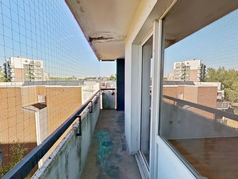 Large 3-Room Apartment with BALCONY and FITTED KITCHEN