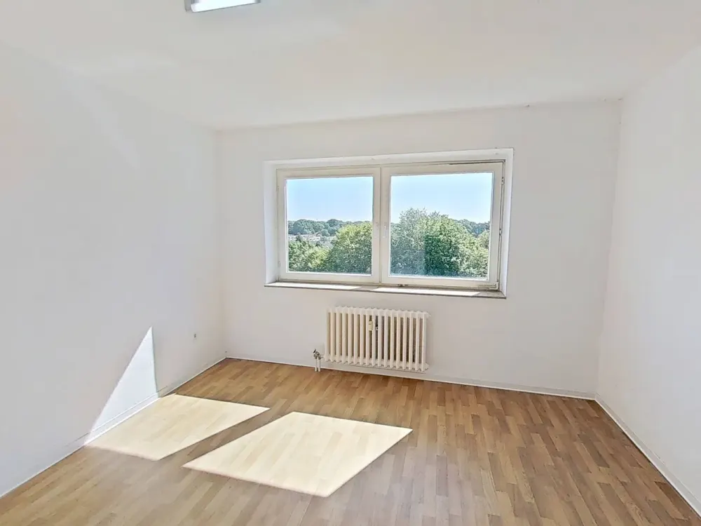 Large 3-Room Apartment with BALCONY and FITTED KITCHEN
