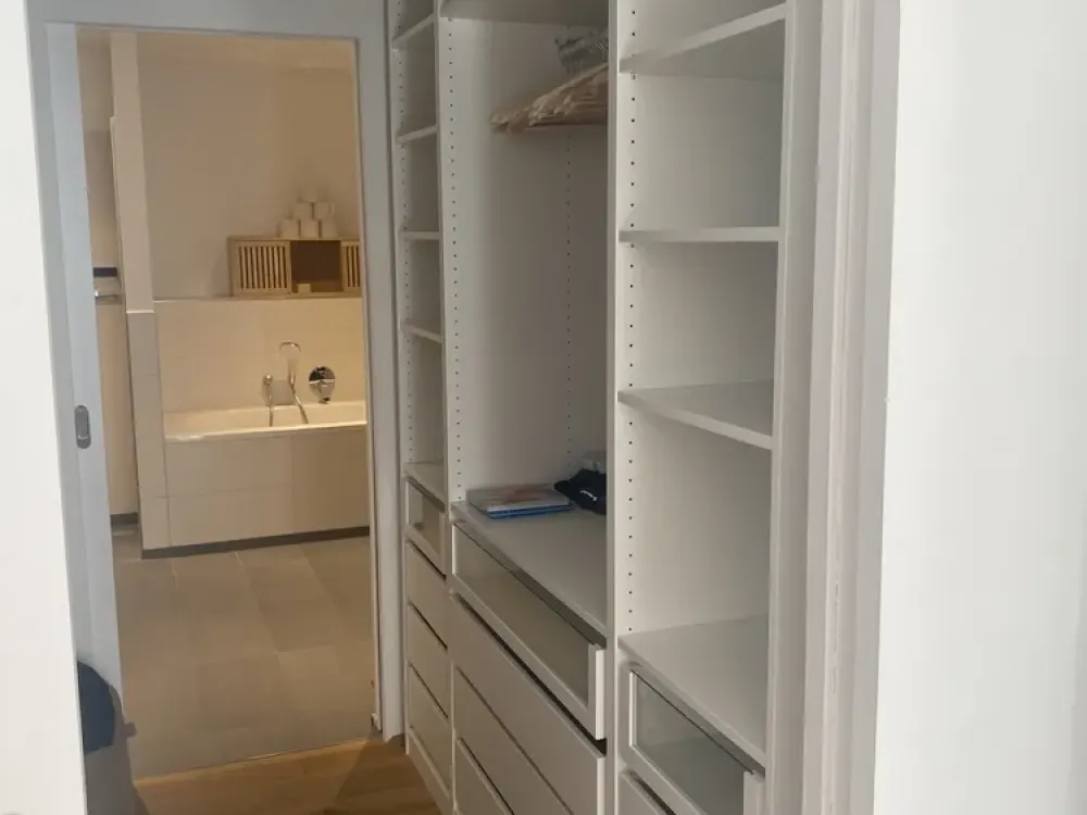 شقة مشرقة من 2 ونصف غرفة في مبنى جديد، مؤثثة جزئياً، مباشرة عند Dresdner Zwinger