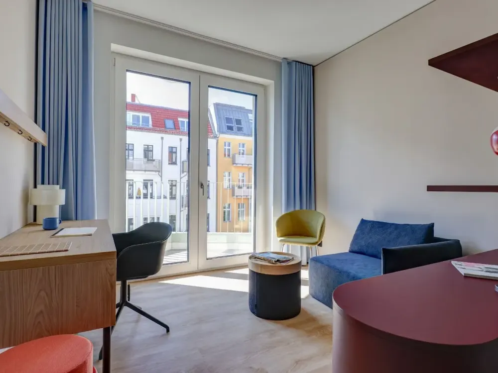 FRIEDRICH: Studio Standard mit Balkon I BEG-40 Neubau I Berlin Friedrichshain I Dachterrasse I Sport
