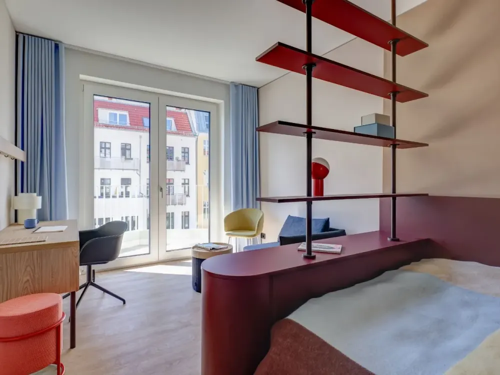 FRIEDRICH: Studio Standard mit Balkon I BEG-40 Neubau I Berlin Friedrichshain I Dachterrasse I Sport