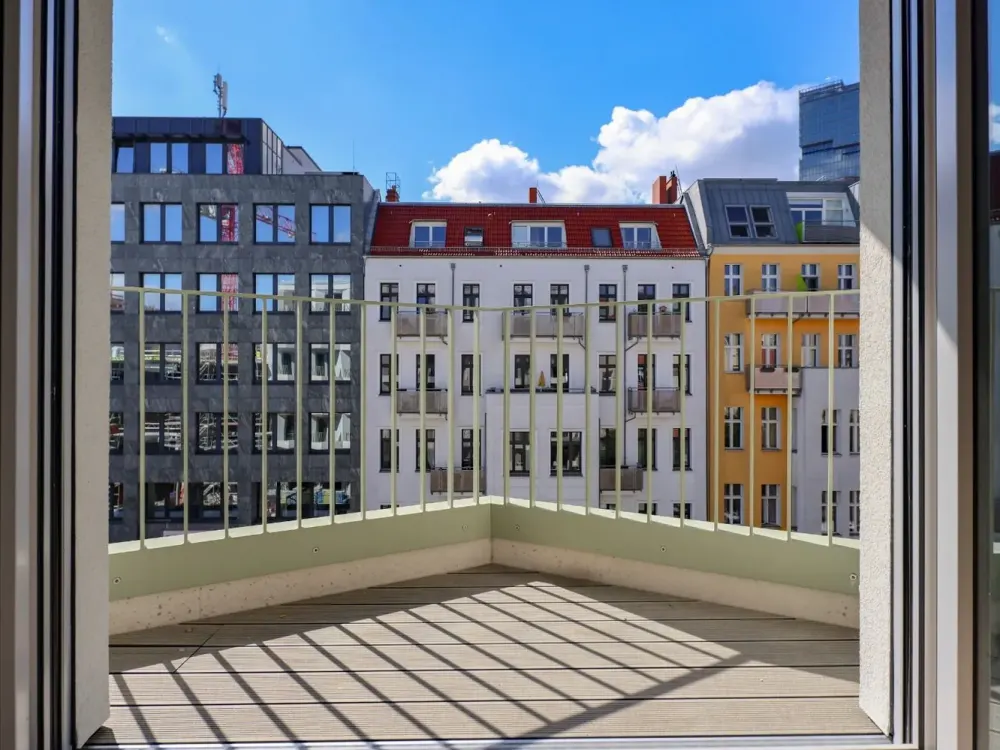 FRIEDRICH: Studio Standard mit Balkon I BEG-40 Neubau I Berlin Friedrichshain I Dachterrasse I Sport