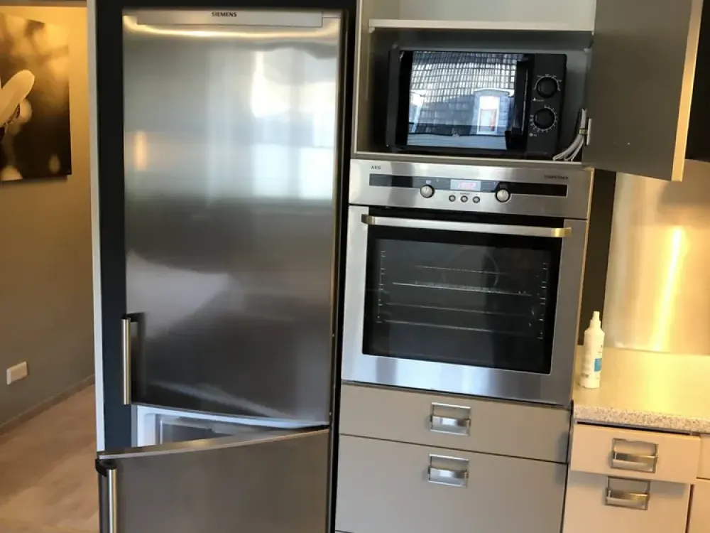 Fully Renovated 1-Room Apartment with Fitted Kitchen in Cologne