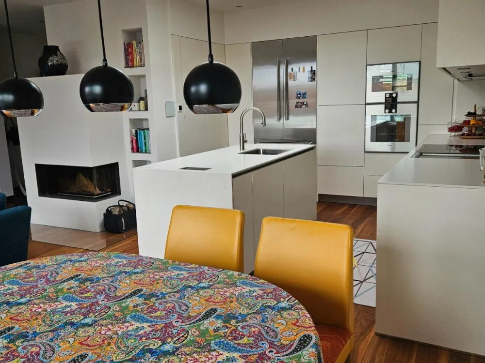 Modern Furnished Penthouse Apartment with Roof Terrace & Underground Parking