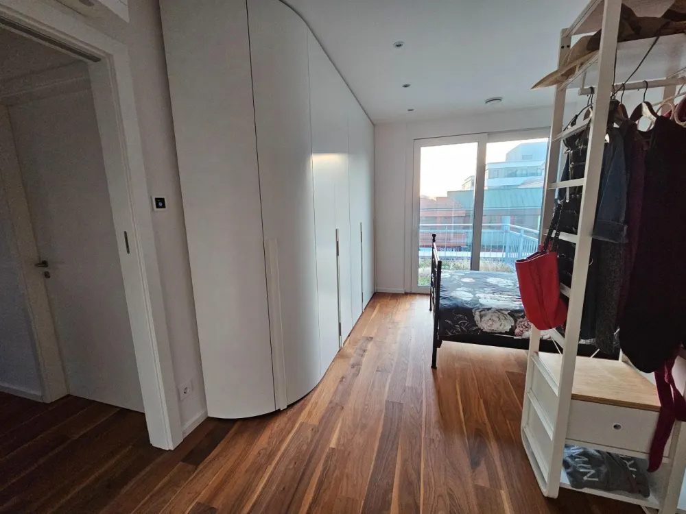 Modern Furnished Penthouse Apartment with Roof Terrace & Underground Parking