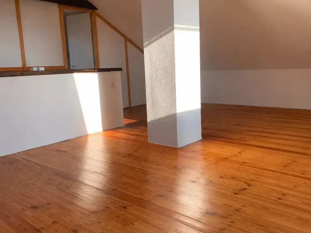 Bright 2.5-Room Attic Apartment with Fitted Kitchen and Parking Space in Hamburg-Cranz