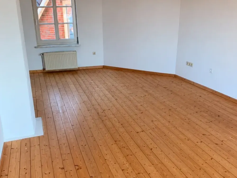 Bright 2.5-Room Attic Apartment with Fitted Kitchen and Parking Space in Hamburg-Cranz