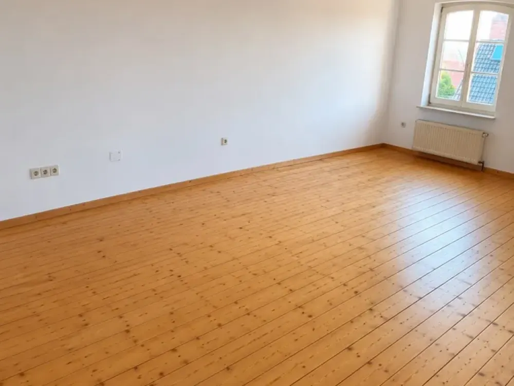 Bright 2.5-Room Attic Apartment with Fitted Kitchen and Parking Space in Hamburg-Cranz