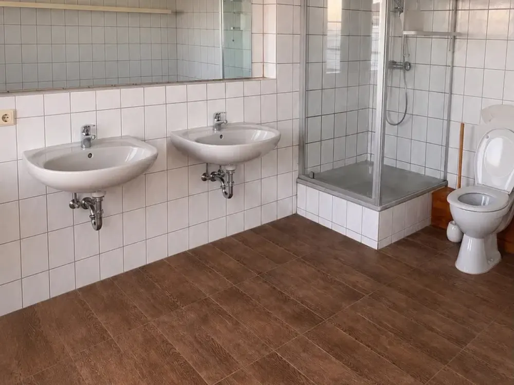 Bright 2.5-Room Attic Apartment with Fitted Kitchen and Parking Space in Hamburg-Cranz
