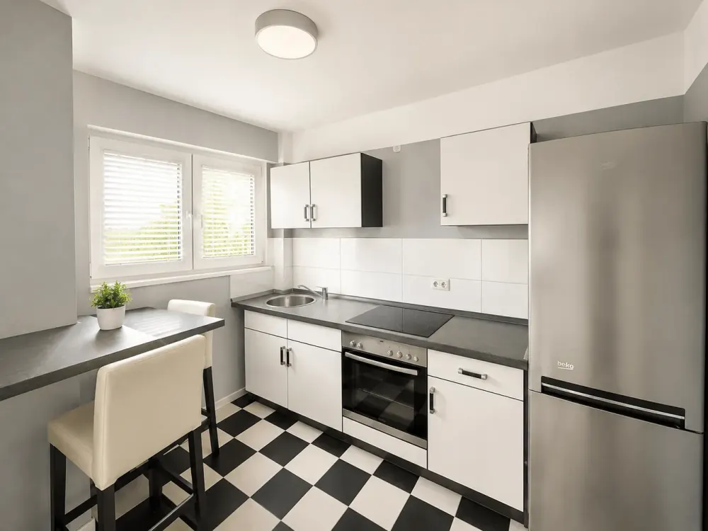 Central 2.5-Room Apartment with Built-in Kitchen