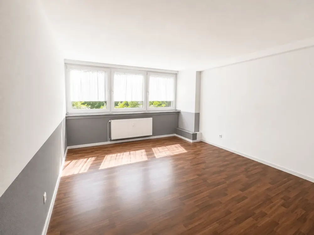 Central 2.5-Room Apartment with Built-in Kitchen