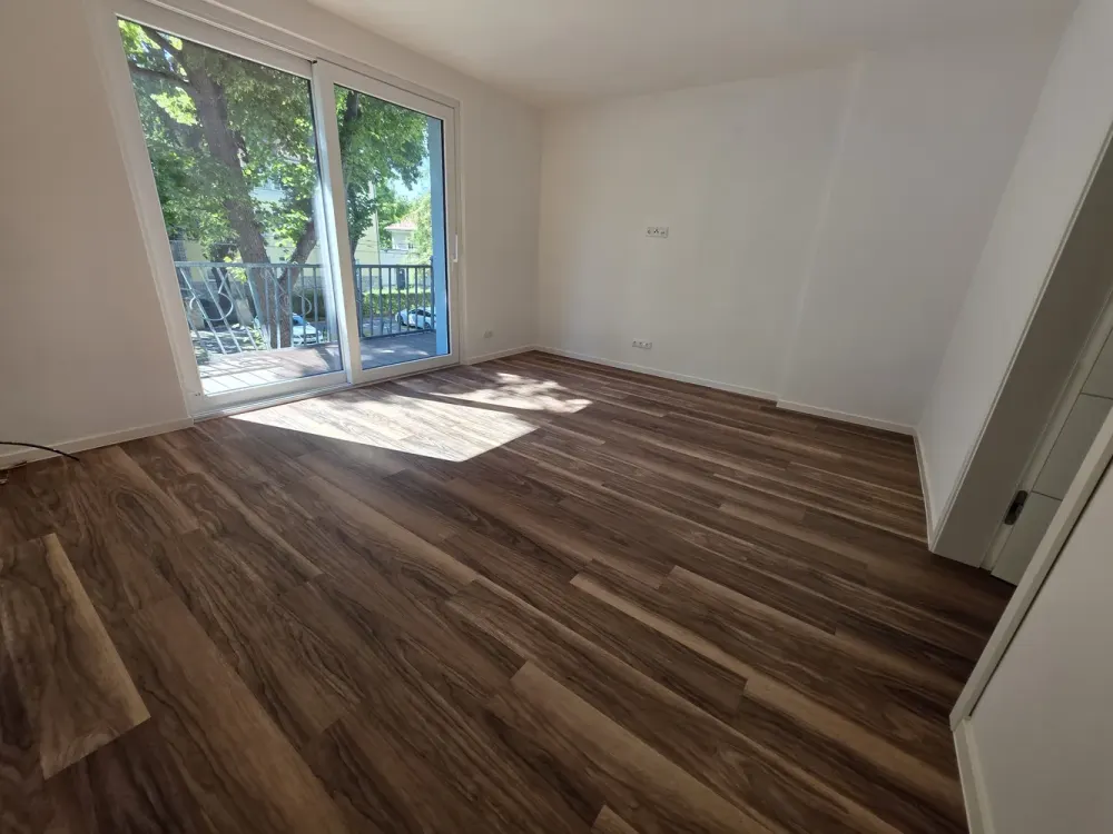 High-quality renovated 4-room apartment with balcony and air conditioning on the 1st floor in Erfurt-Löberstadt