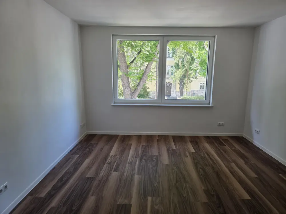 High-quality renovated 4-room apartment with balcony and air conditioning on the 1st floor in Erfurt-Löberstadt