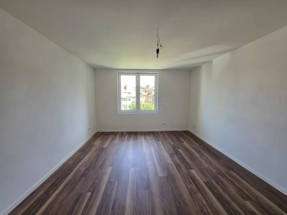 High-quality renovated 4-room apartment with balcony and air conditioning on the 1st floor in Erfurt-Löberstadt