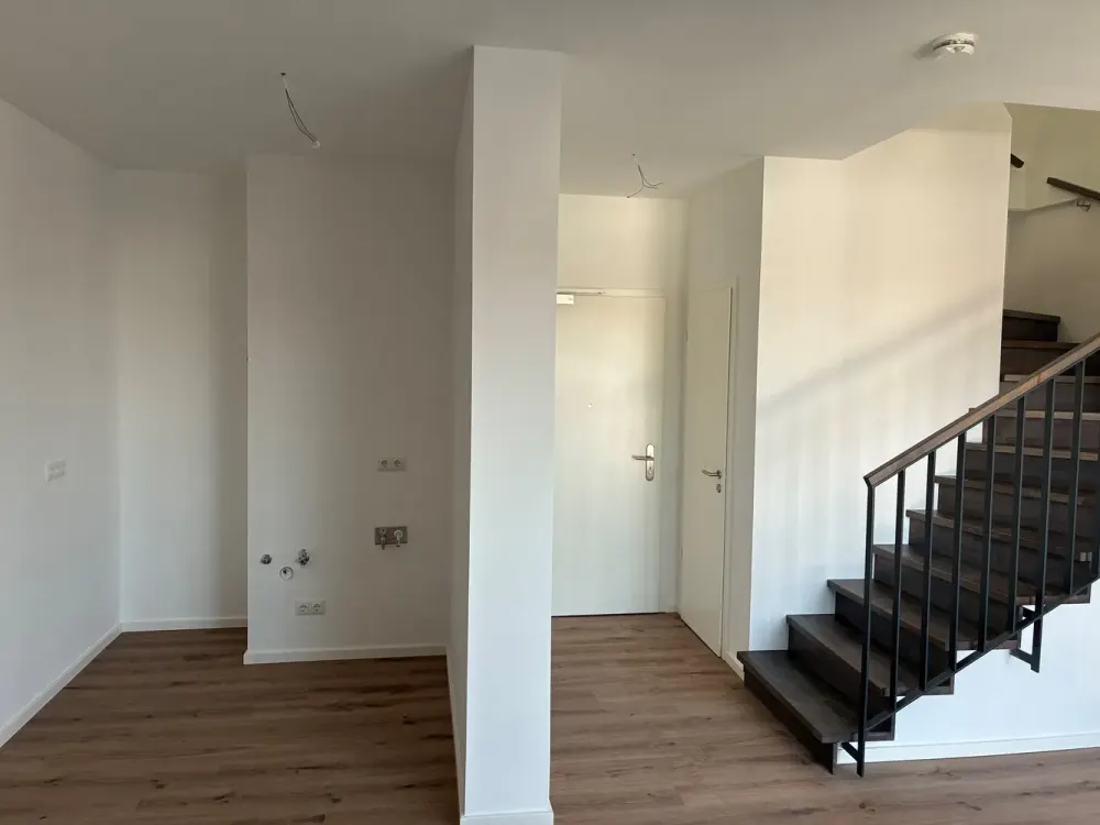 ** السكن بشهر إيجار مجاني ** شقة مازونيت جديدة من 3 غرف مع شرفة وتراس على السطح
