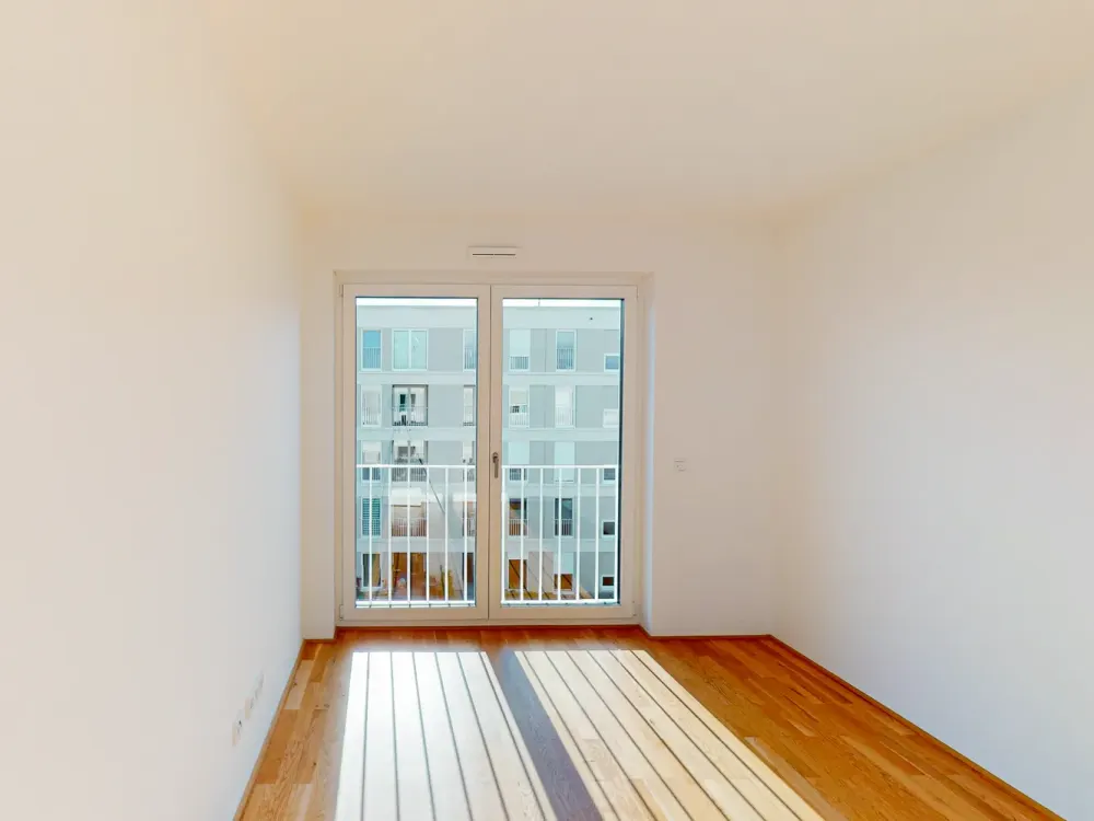 Exclusive 4-Room Apartment with Fitted Kitchen, Roof Terrace and Two Bathrooms